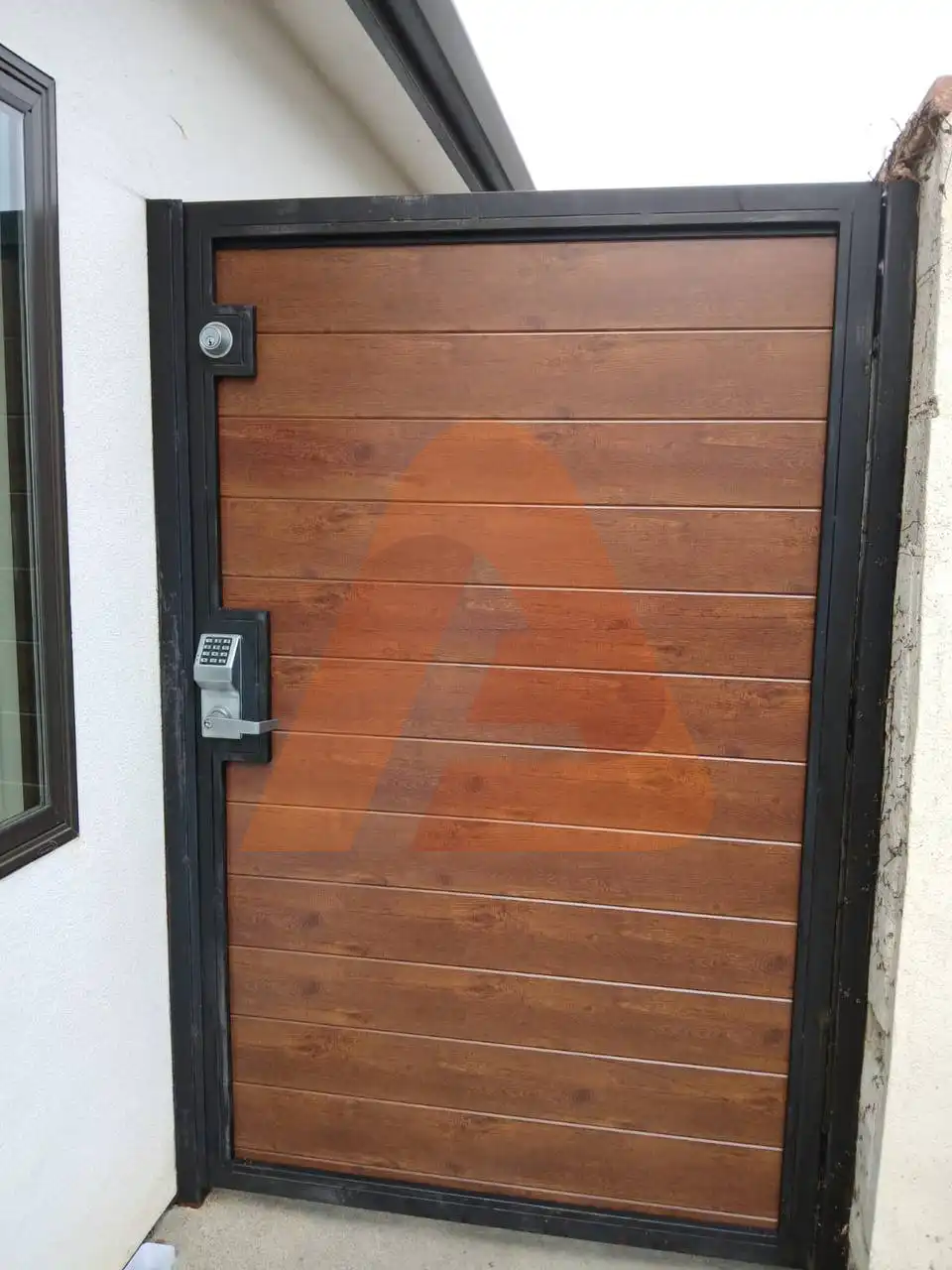 ALU 60 T&G wood grain pedestrian gate installed by Aluglobus Aluminum Systems