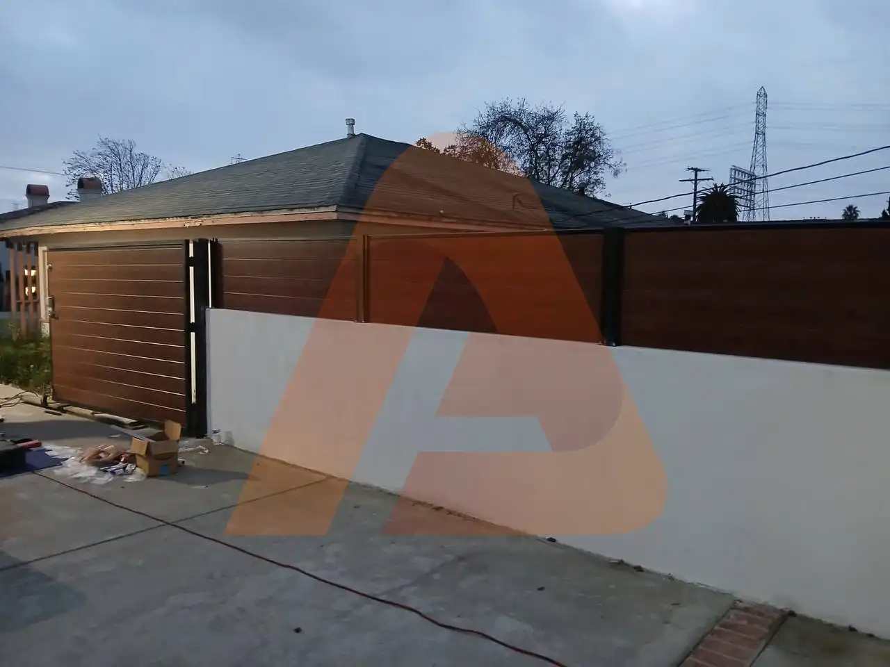 ALU 60 T&G wood grain fence installed by Aluglobus Aluminum Systems