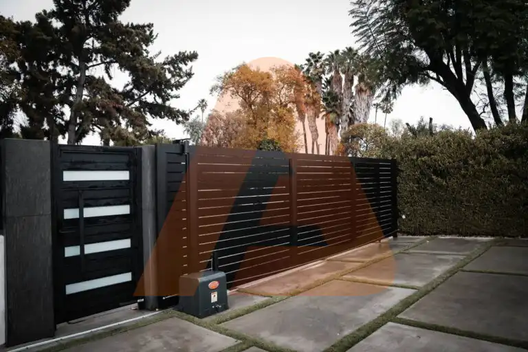 ALU 40 black slat driveway gate installed by Aluglobus Aluminum Systems
