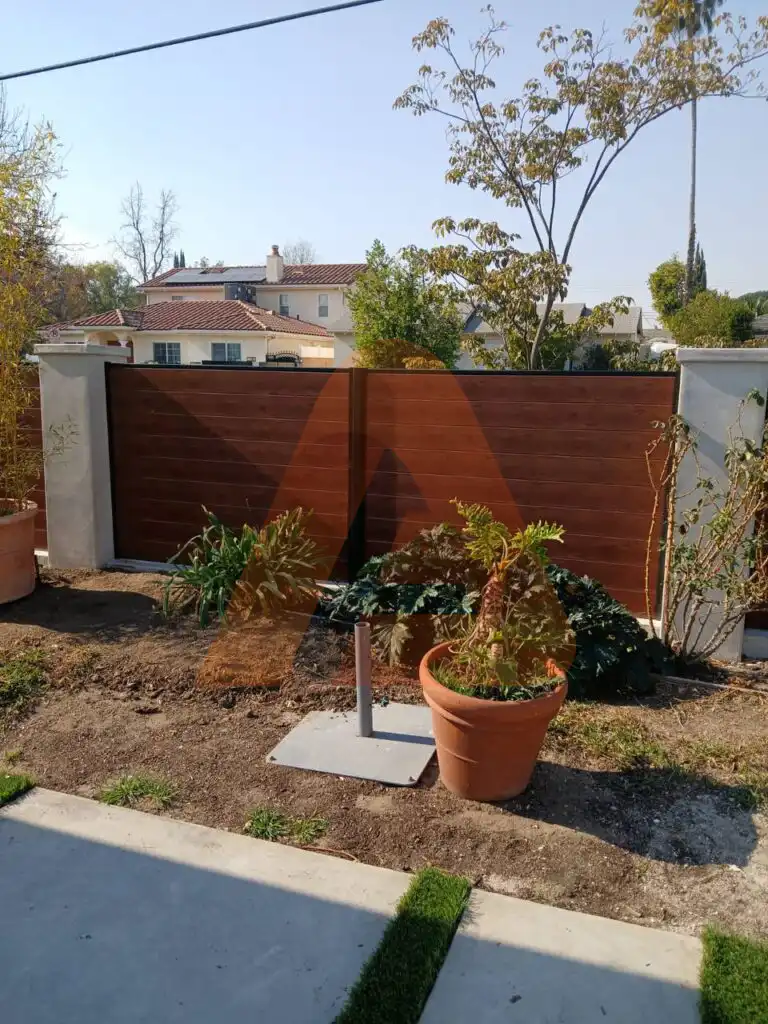 ALU 60 T&G wood grain fence installed by Aluglobus Aluminum Systems