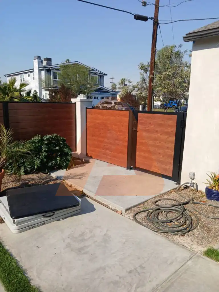 ALU 60 T&G wood grain fence installed by Aluglobus Aluminum Systems
