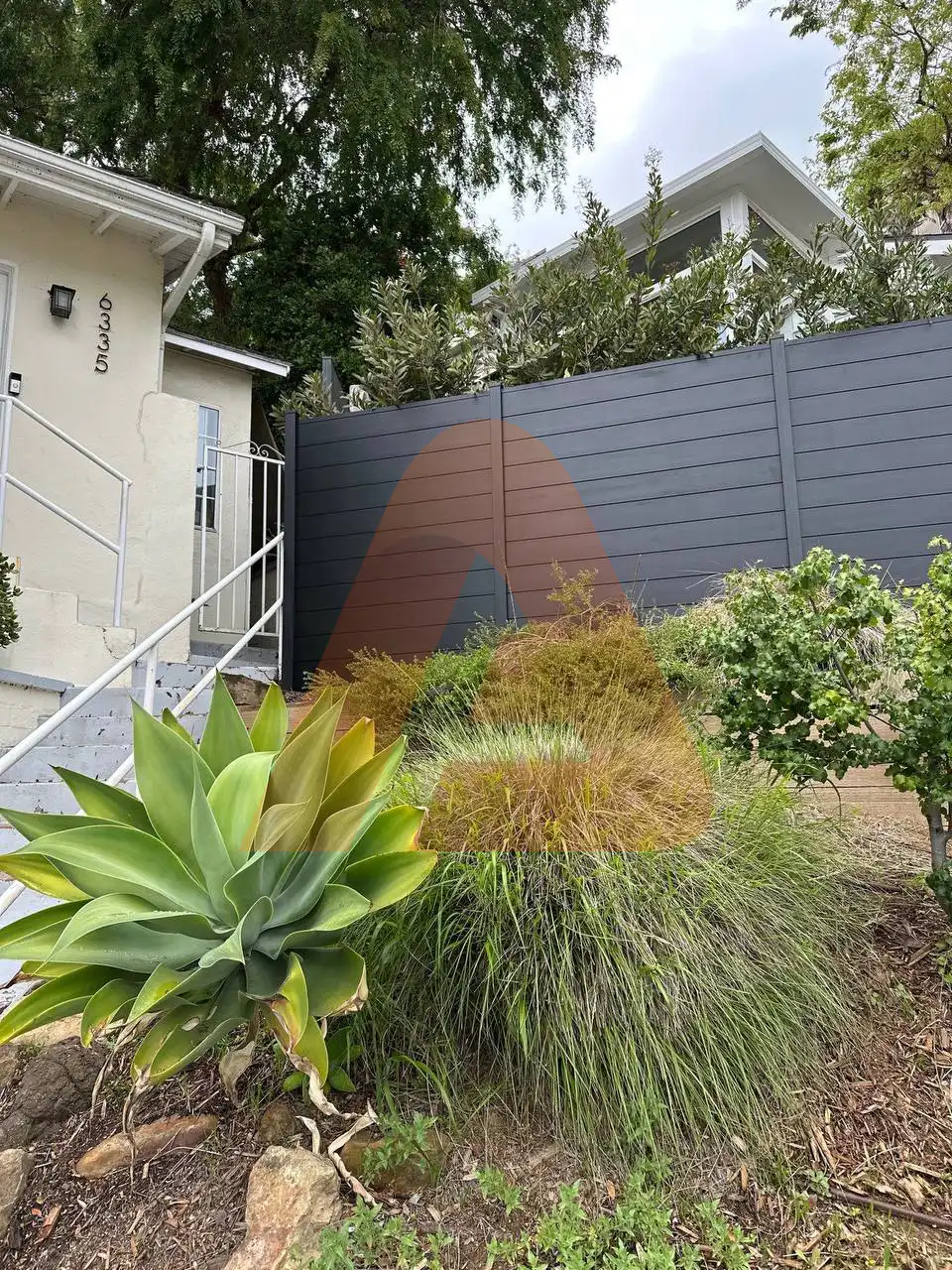 ALU 60 T&G black fence installed by Aluglobus Aluminum Systems