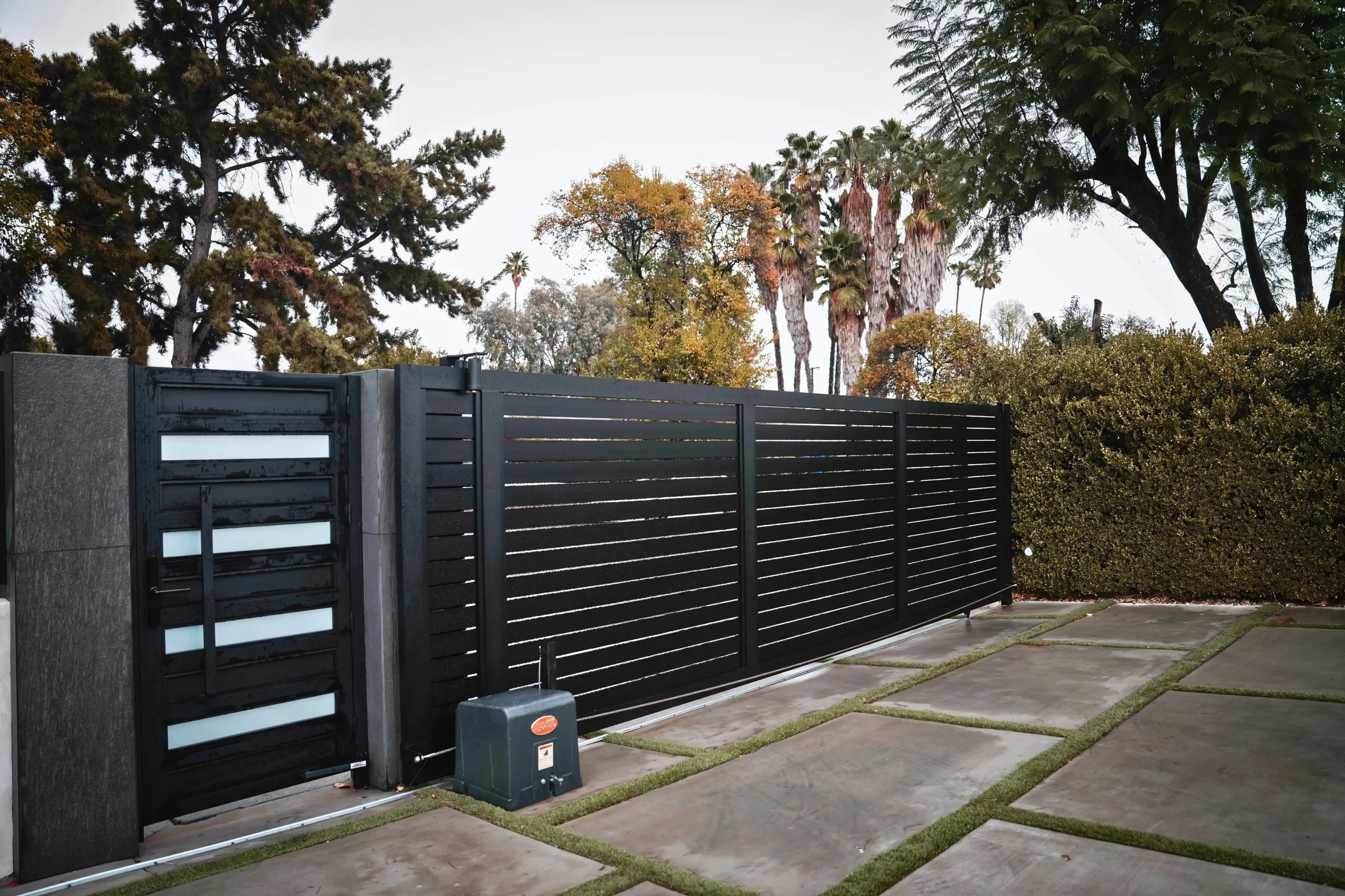 d5560cfe82b64bae97f2660fcc384068 | Stylish and Durable Entrance & Driveway Gates for Oregon Homes | Aluglobusfence.com