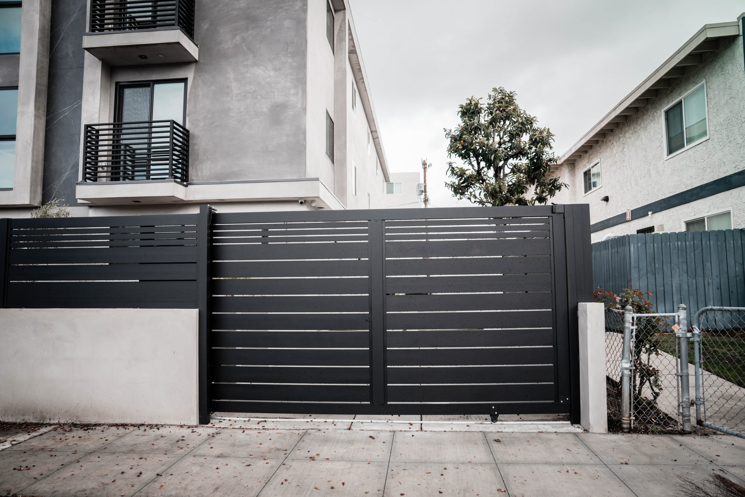 DSC04932 scaled | Aluminum Gate Kit Alu20 SLAT Contractor Line 12' x 6' Horizontal Sliding | Aluglobusfence.com