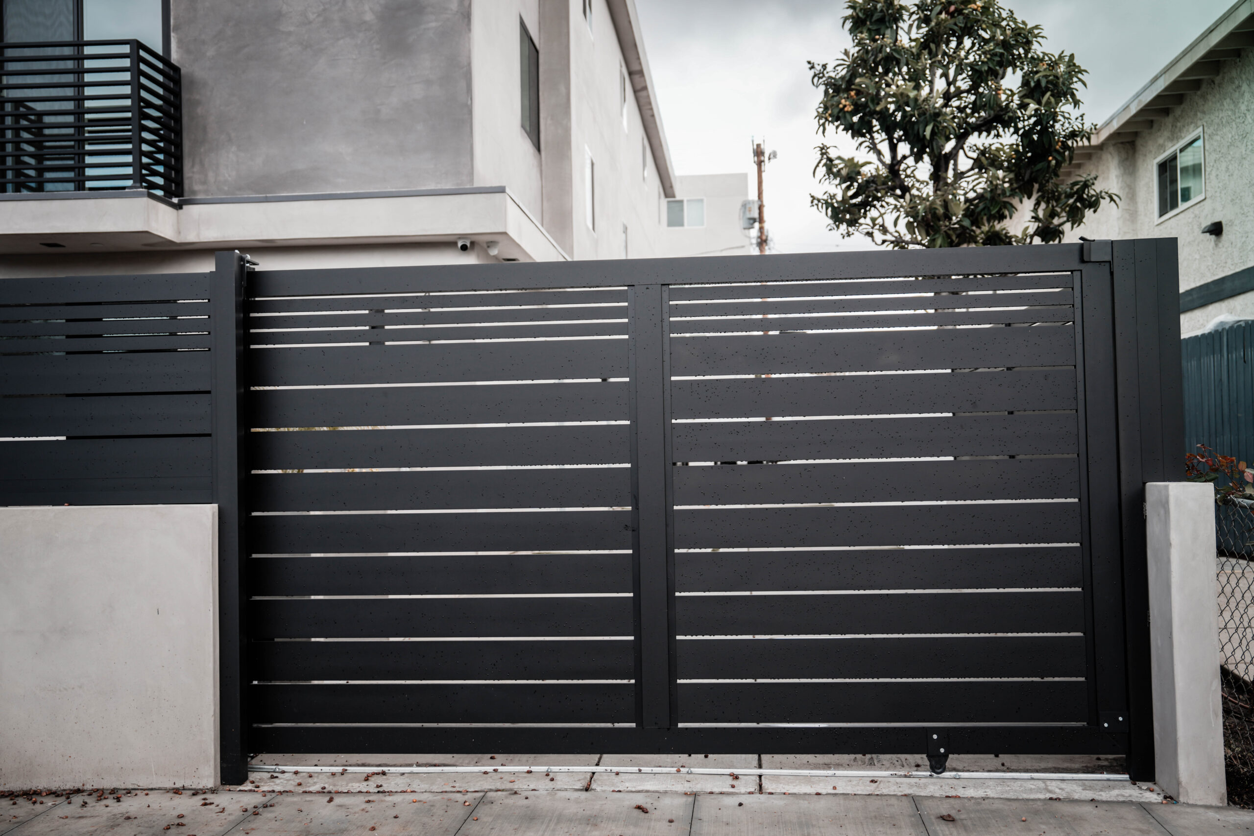 DSC04933 scaled | Aluminum Gate Kit Alu40 Woodgrain 18X6 HD USA SLIDING | Aluglobusfence.com