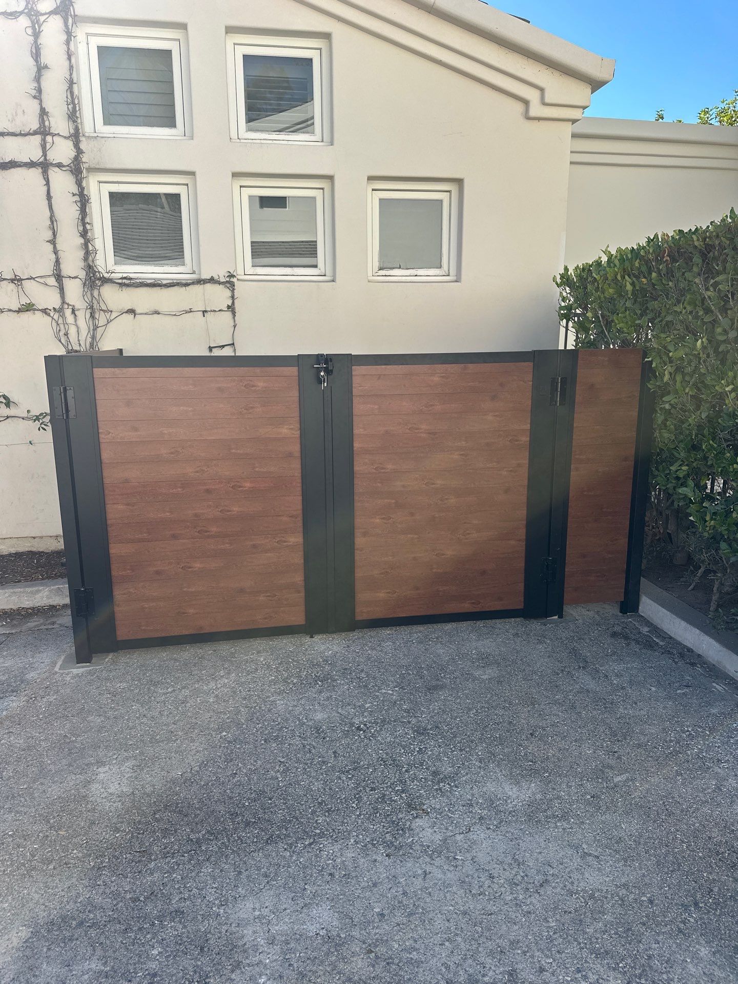 WhatsApp Image 2025 12 29 at 22.41.14 1 | Aluminum Gate Kit Alu40 SLAT Contractor Line 12' x 6' Double Swing BLACK | Aluglobusfence.com
