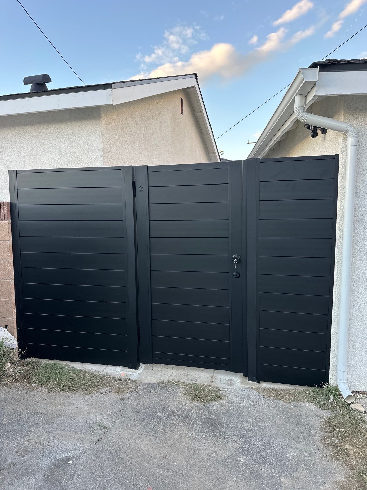 c449009d f2a6 4b12 8f1d e90ba710f27e 1 | Aluminum Gate Kit Alu40 SLAT Contractor Line 12' x 6' Double Swing BLACK | Aluglobusfence.com