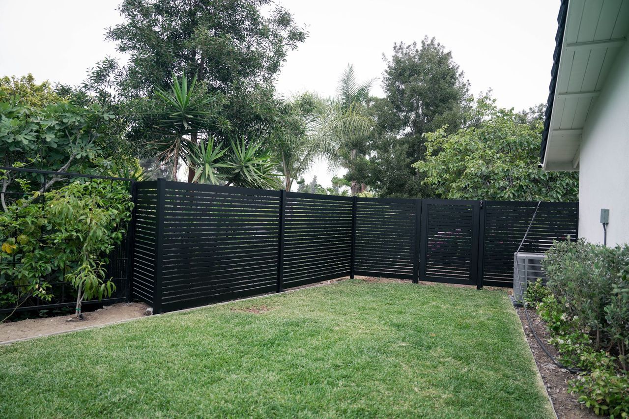 oiUA9QVA | Aluminum Gate Kit Alu20 SLAT Contractor Line 4' x 6' Horizontal 1/2 GAP | Aluglobusfence.com