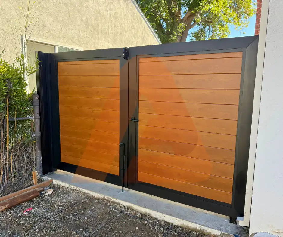 ALU 40 wood grain slat driveway gate installed by Aluglobus Aluminum Systems