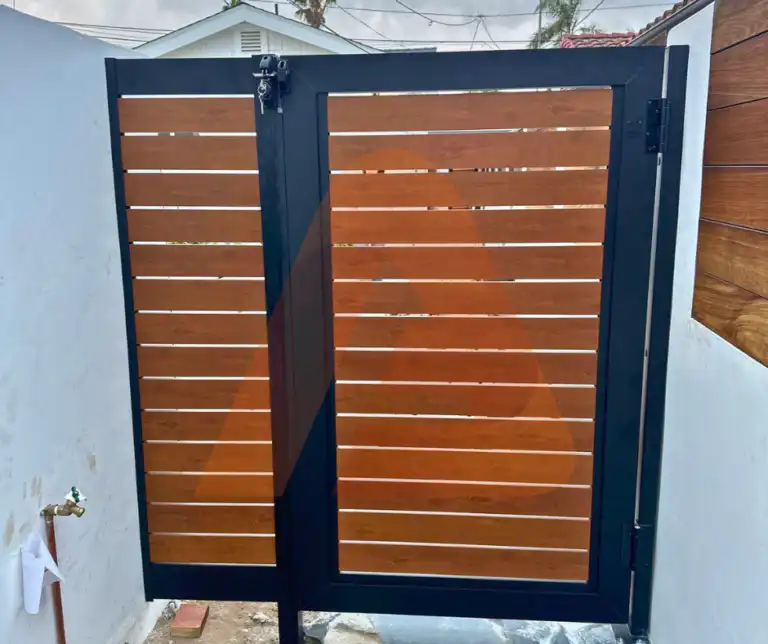 ALU 40 wood grain slat pedestrian gate installed by Aluglobus Aluminum Systems