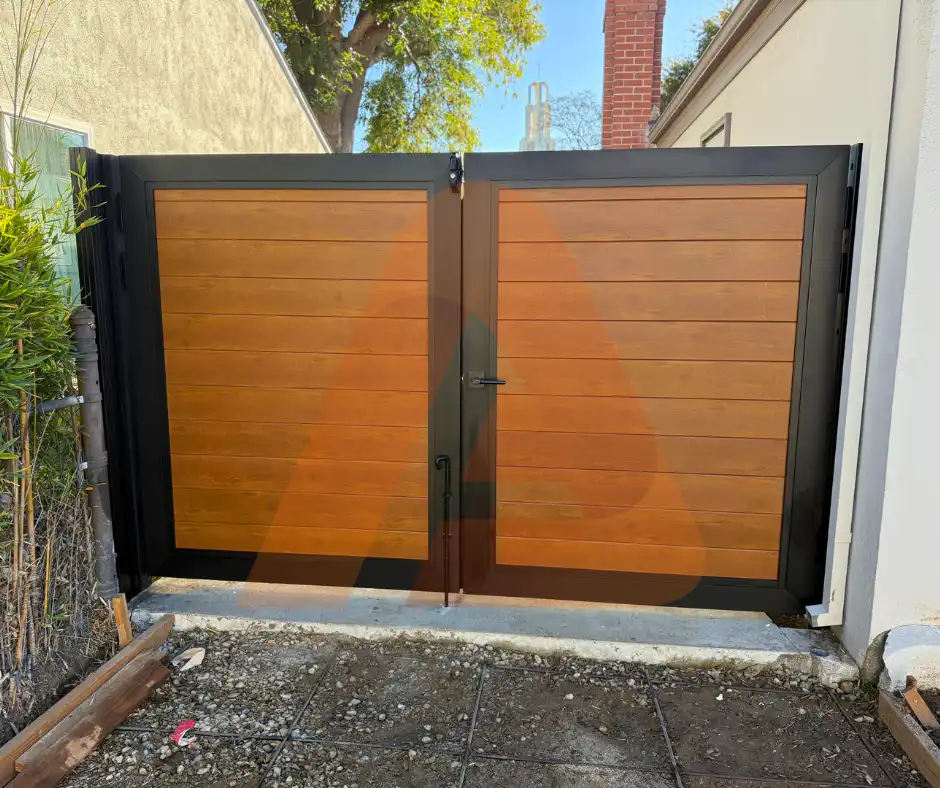 ALU 40 wood grain slat driveway gate installed by Aluglobus Aluminum Systems