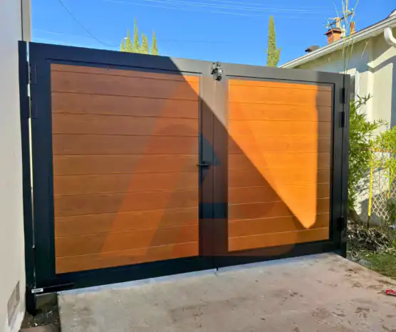 ALU 40 wood grain slat driveway gate installed by Aluglobus Aluminum Systems