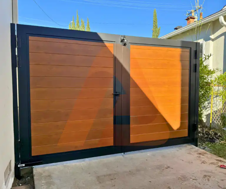 ALU 40 wood grain slat driveway gate installed by Aluglobus Aluminum Systems