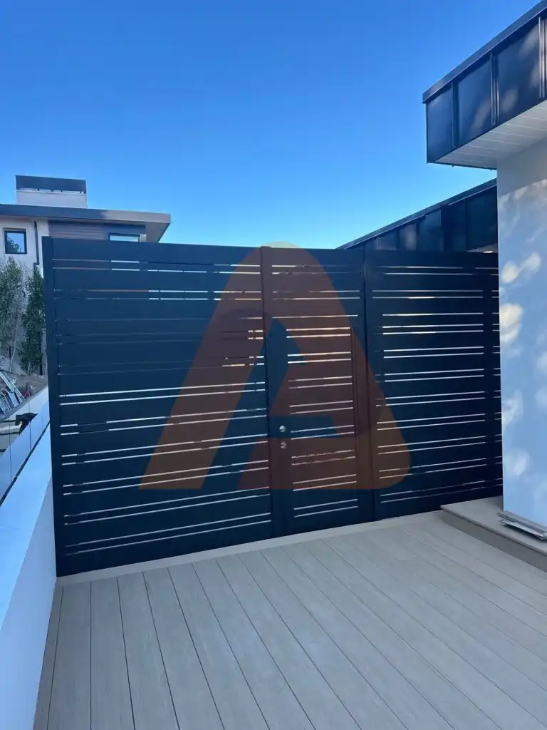 ALU 20 black slat driveway gate installed by Aluglobus Aluminum Systems