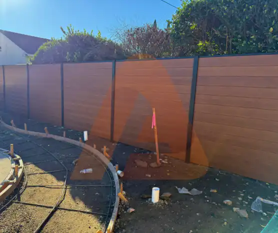 ALU 40 wood grain slat fence installed by Aluglobus Aluminum Systems