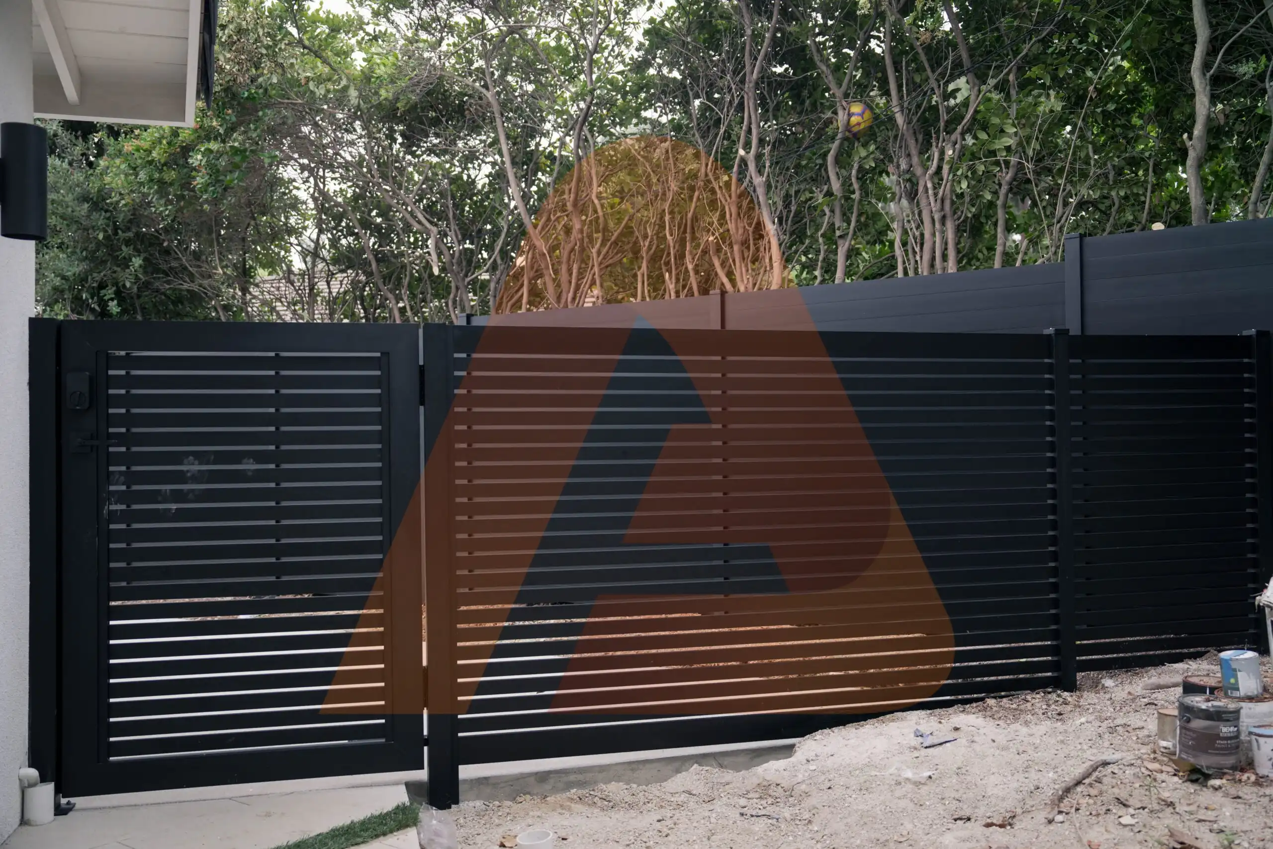 ALU 20 black slat driveway gate installed by Aluglobus Aluminum Systems