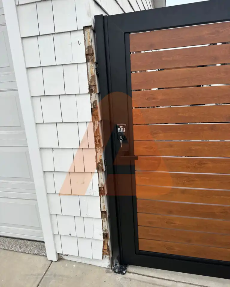 ALU 40 wood grain slat pedestrian gate installed by Aluglobus Aluminum Systems