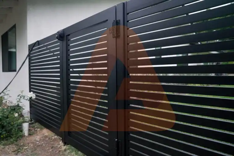 ALU 20 black slat fence installed by Aluglobus Aluminum Systems
