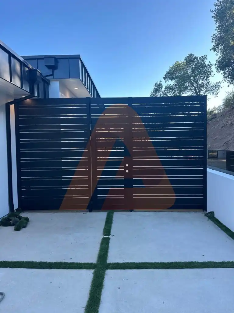 ALU 20 black slat driveway gate installed by Aluglobus Aluminum Systems