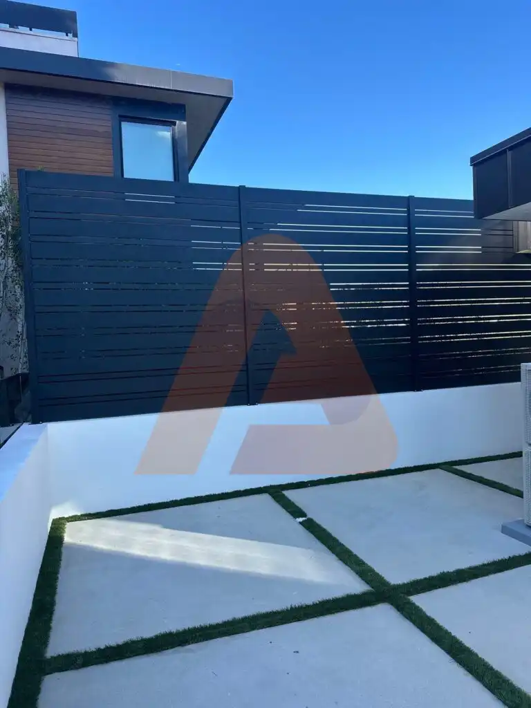 ALU 20 black slat driveway gate installed by Aluglobus Aluminum Systems