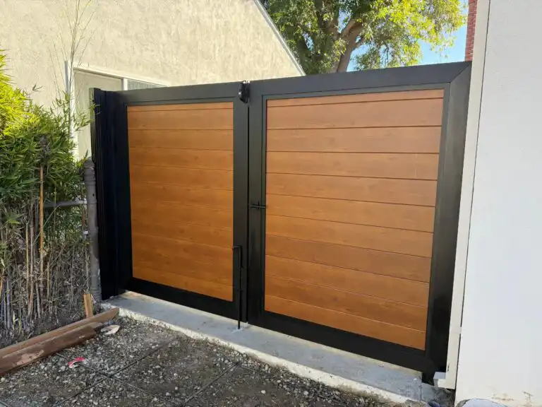 ALU 60 T&G wood grain driveway gate installed by Aluglobus Aluminum Systems