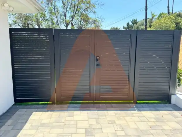 ALU 20 black slat driveway gate installed by Aluglobus Aluminum Systems