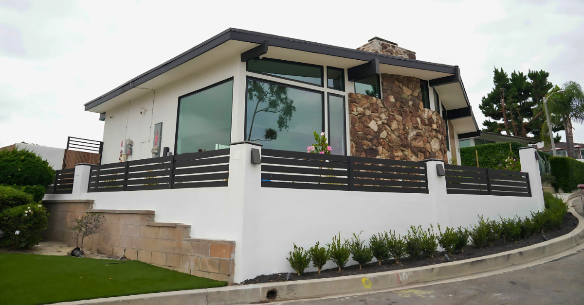 Choosing the Right Modern Fence Contractor in California: Checklist & Questions to Ask (2026) | Aluglobusfence.com