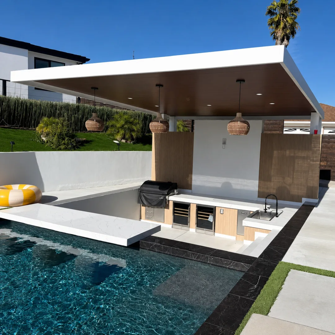 Insulated roof patio cover installed by Aluglobus Aluminum Systems