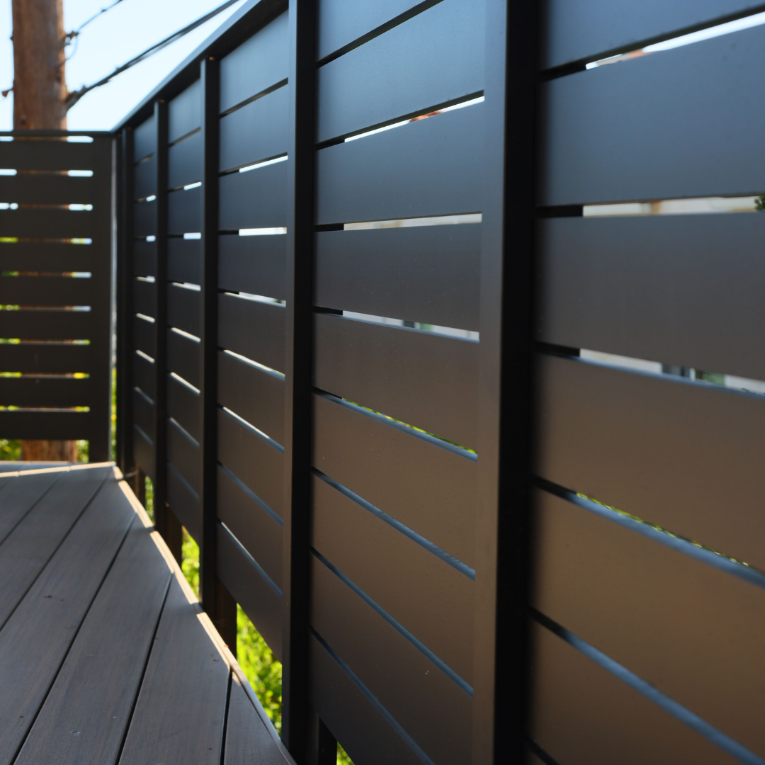 Outdoor aluminum railing system for a residential landing