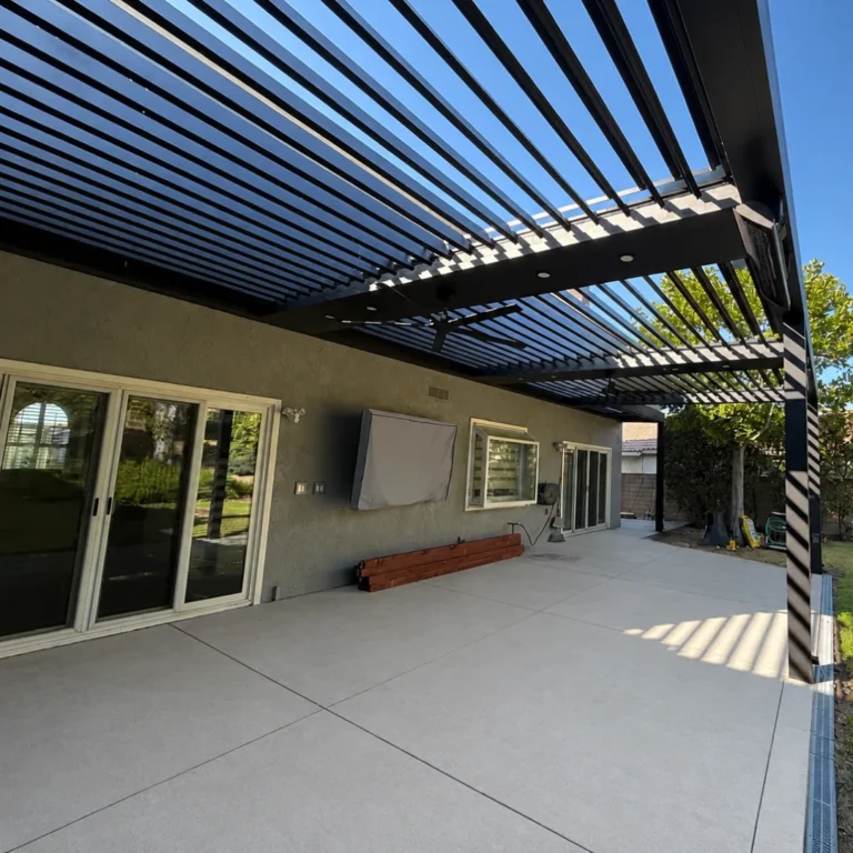 Automatic louvered patio cover installed by Aluglobus Aluminum Systems