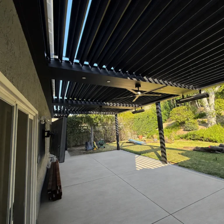 Automatic louvered patio cover installed by Aluglobus Aluminum Systems