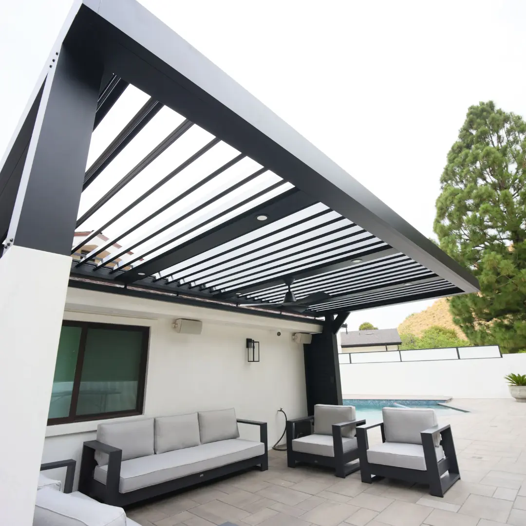 Aluminum perimeter beam and post connection on an automatic louver patio
