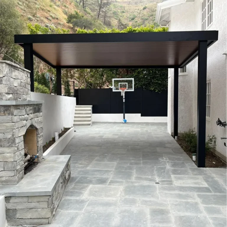Insulated roof patio cover installed by Aluglobus Aluminum Systems