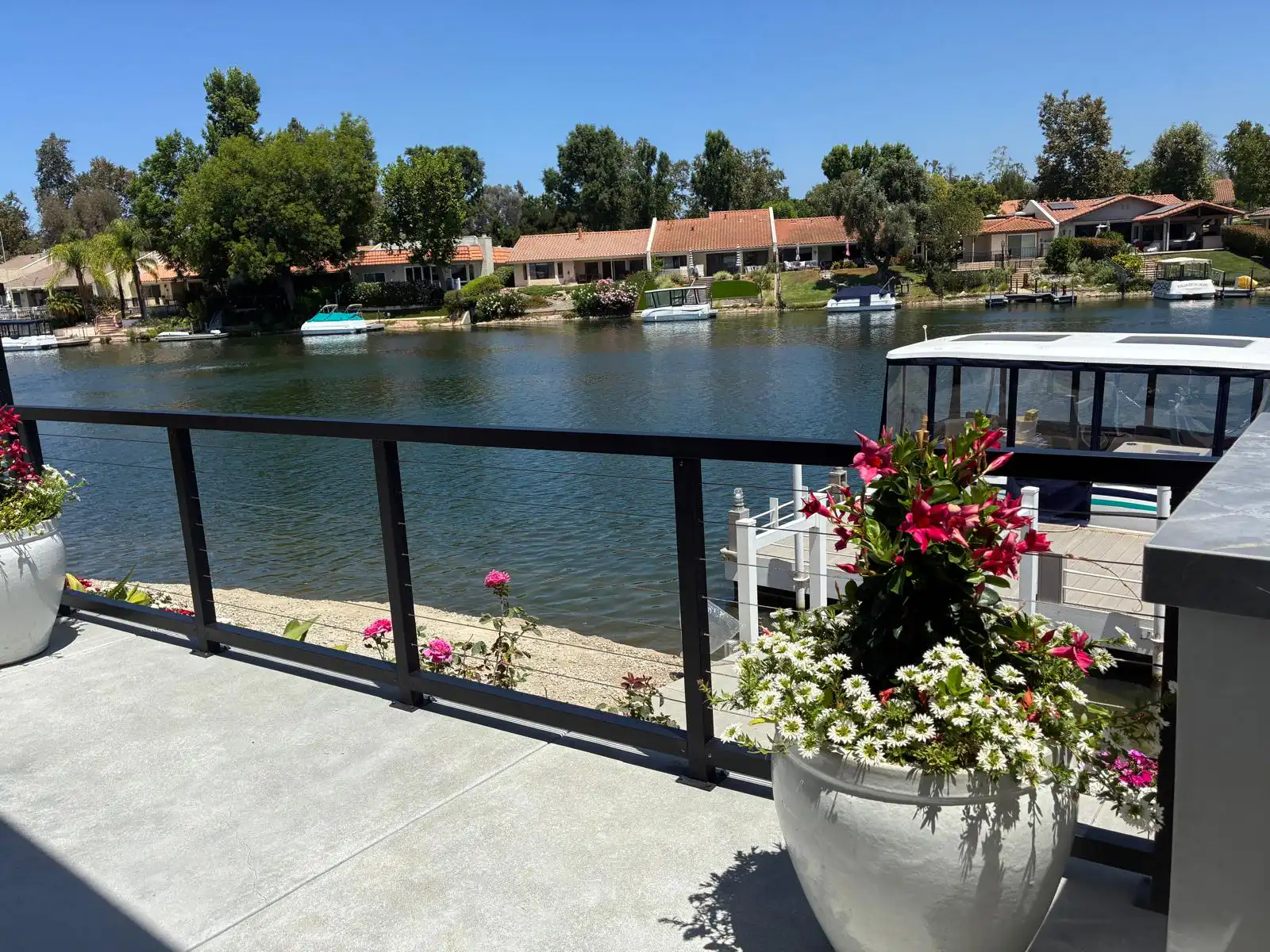 Outdoor aluminum railing for deck and landing applications