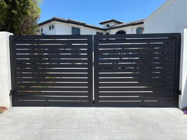 ALU 40 black slat driveway gate installed by Aluglobus Aluminum Systems