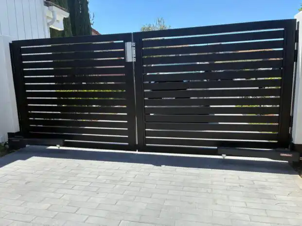 ALU 40 black slat driveway gate installed by Aluglobus Aluminum Systems