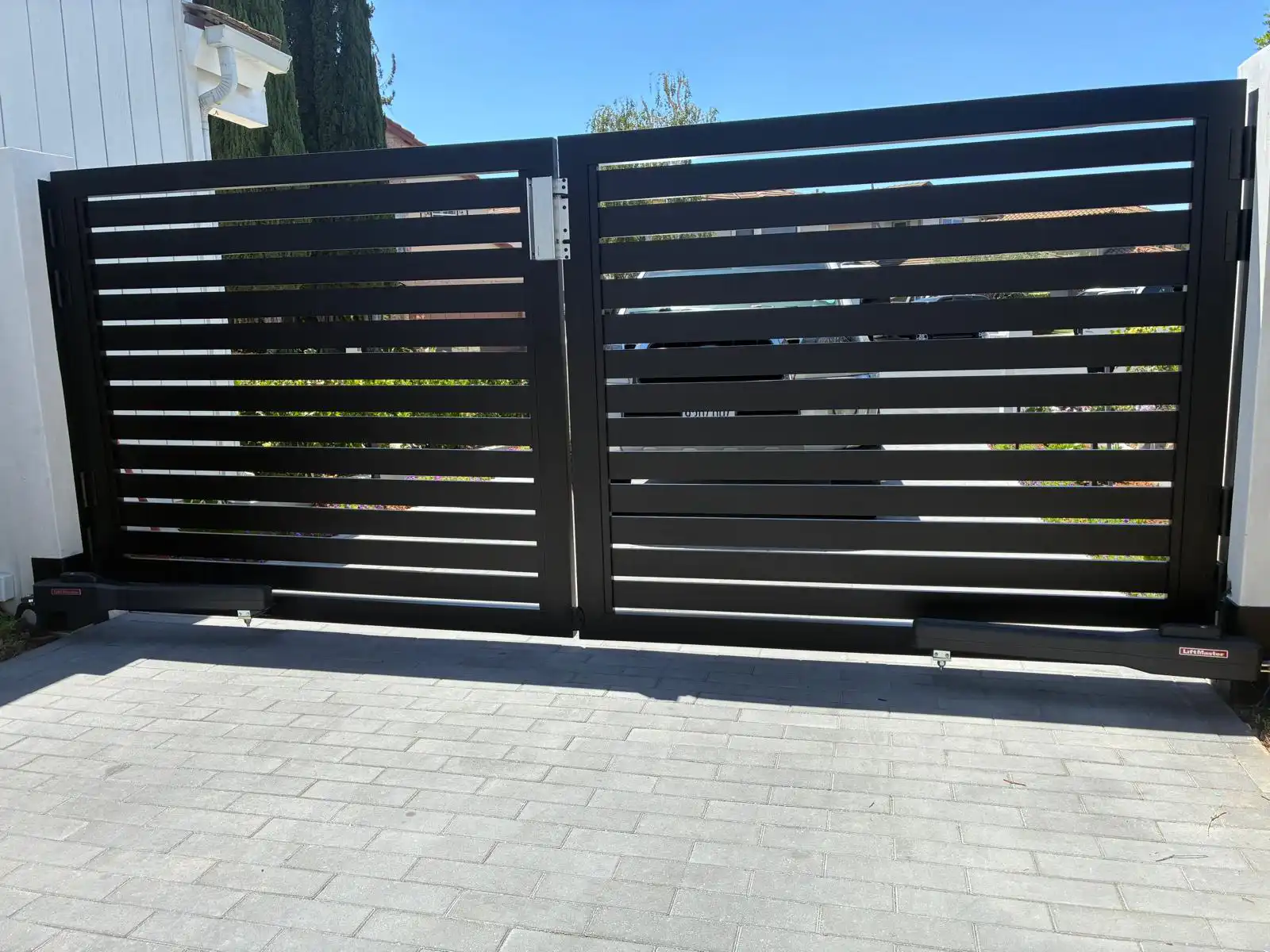 ALU 40 black slat driveway gate installed by Aluglobus Aluminum Systems