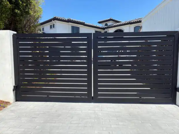 ALU 40 black slat driveway gate installed by Aluglobus Aluminum Systems