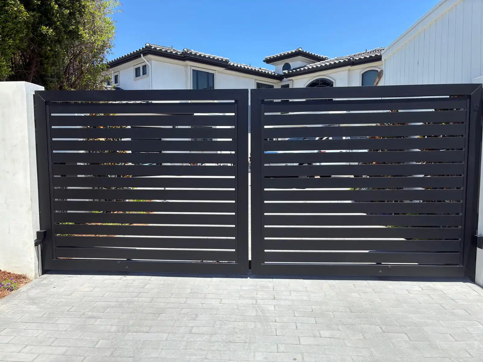 ALU 40 black slat driveway gate installed by Aluglobus Aluminum Systems