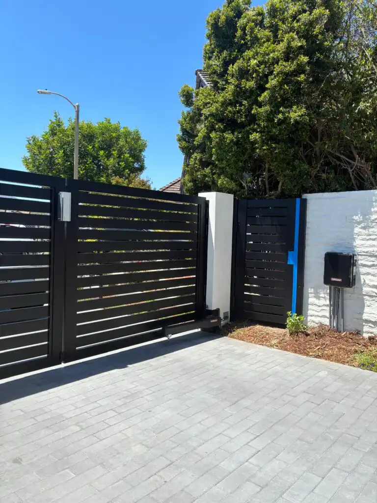 ALU 40 black slat driveway gate installed by Aluglobus Aluminum Systems