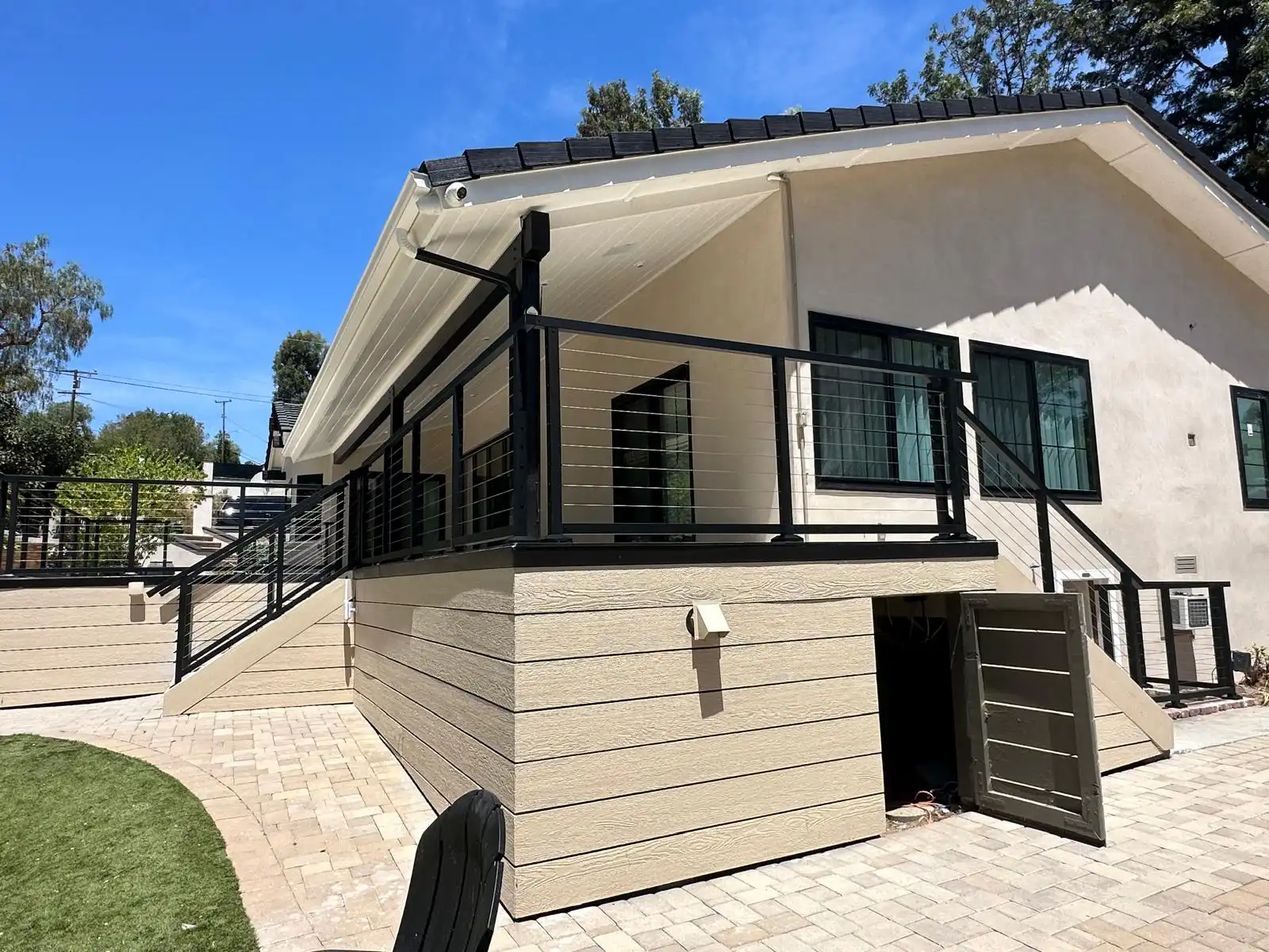 Outdoor aluminum guardrail system at a home