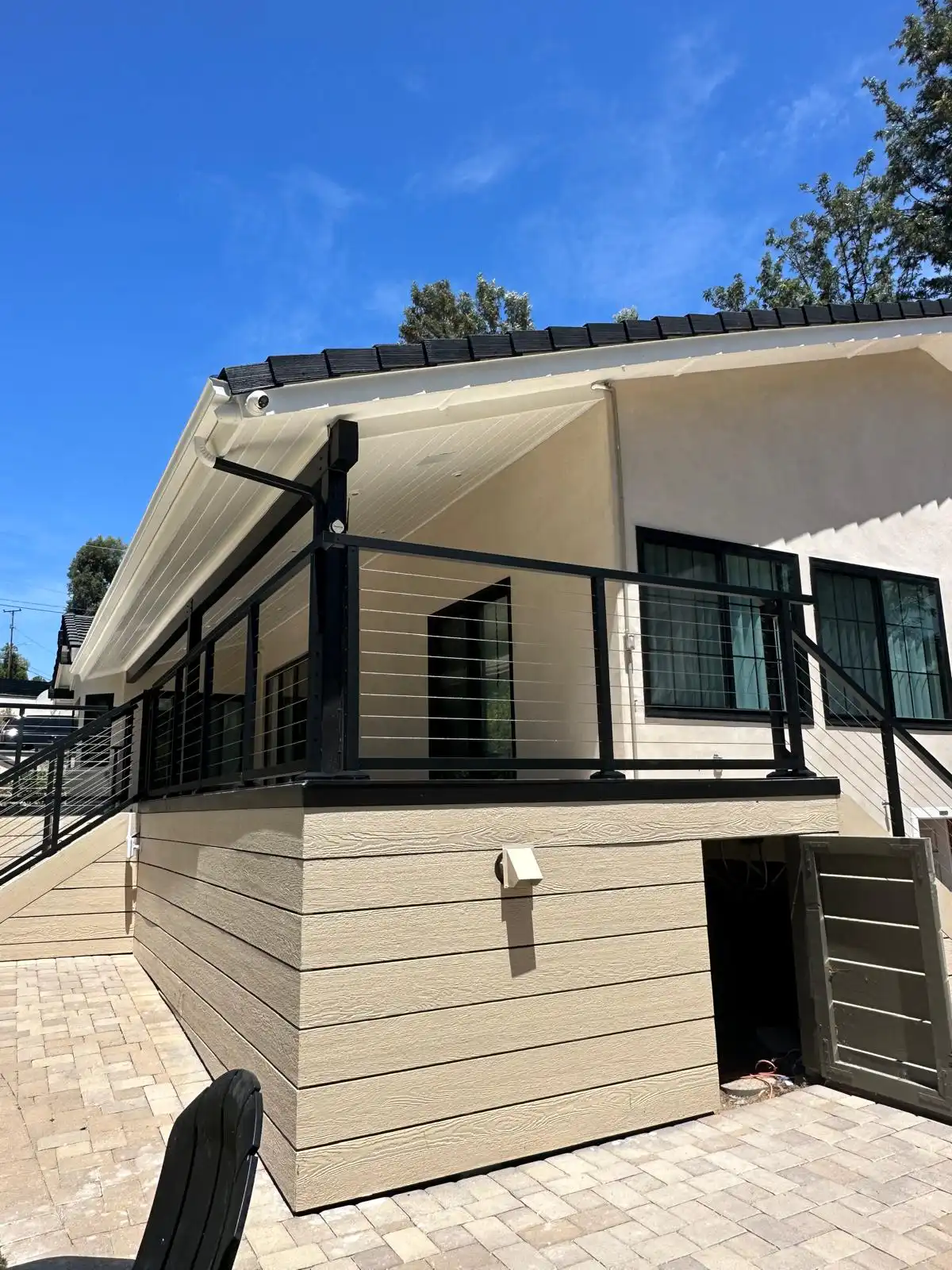Custom aluminum railing for exterior stairs