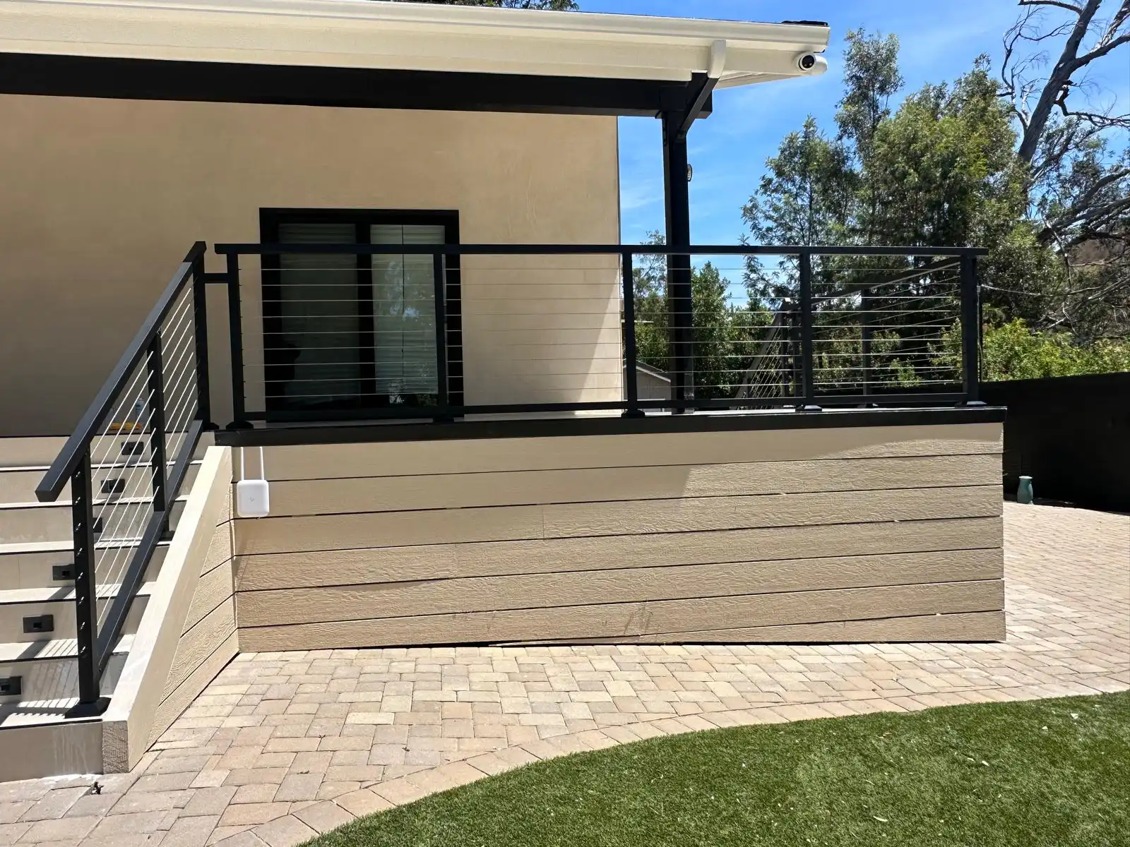 Outdoor black aluminum railing installation