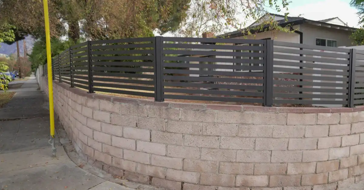 Minimalist Fence in California: Design Ideas, Materials & Maintenance Guide (2026)