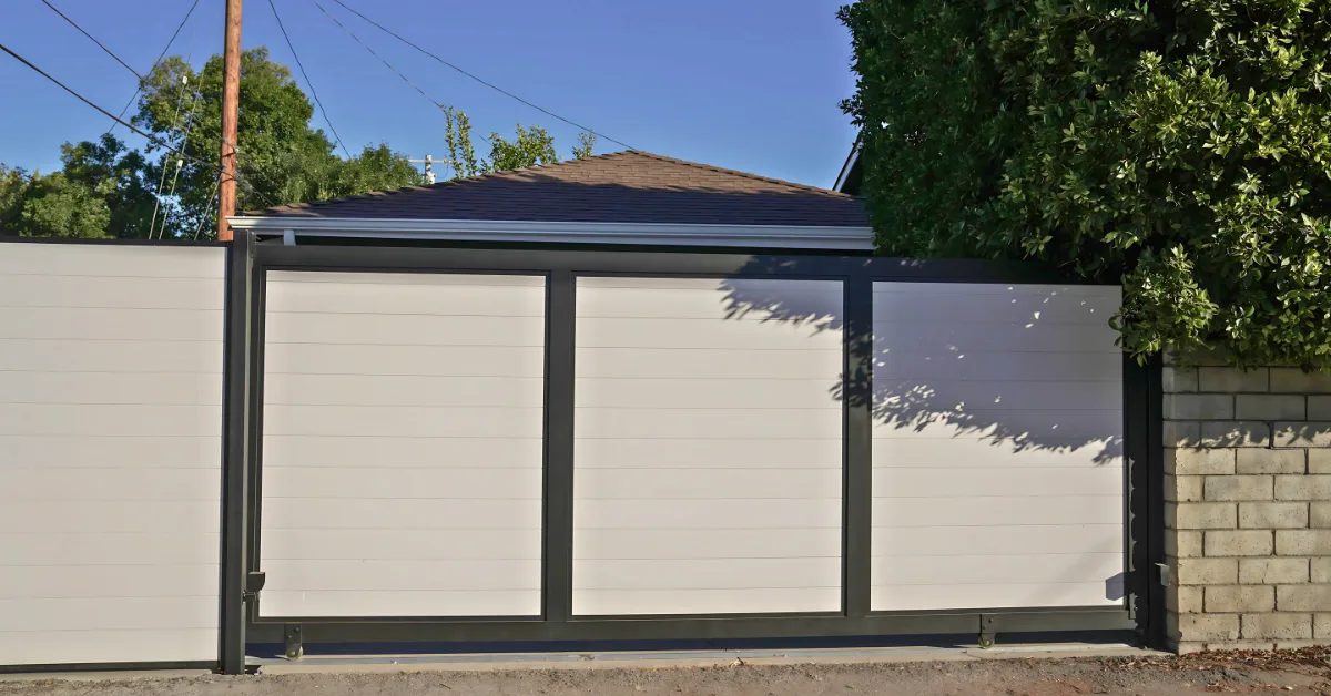 Aluminum vs vinyl gate structural and material comparison