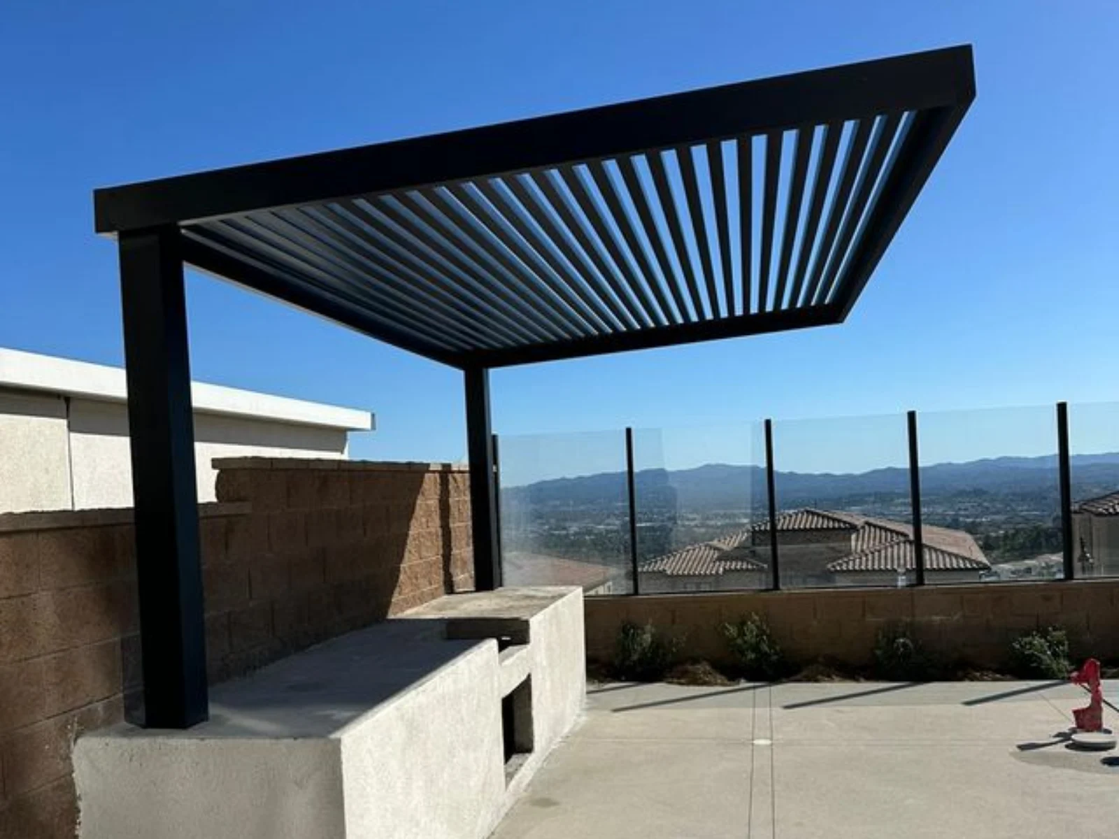 Close project view of aluminum roof slats and the supporting pergola frame