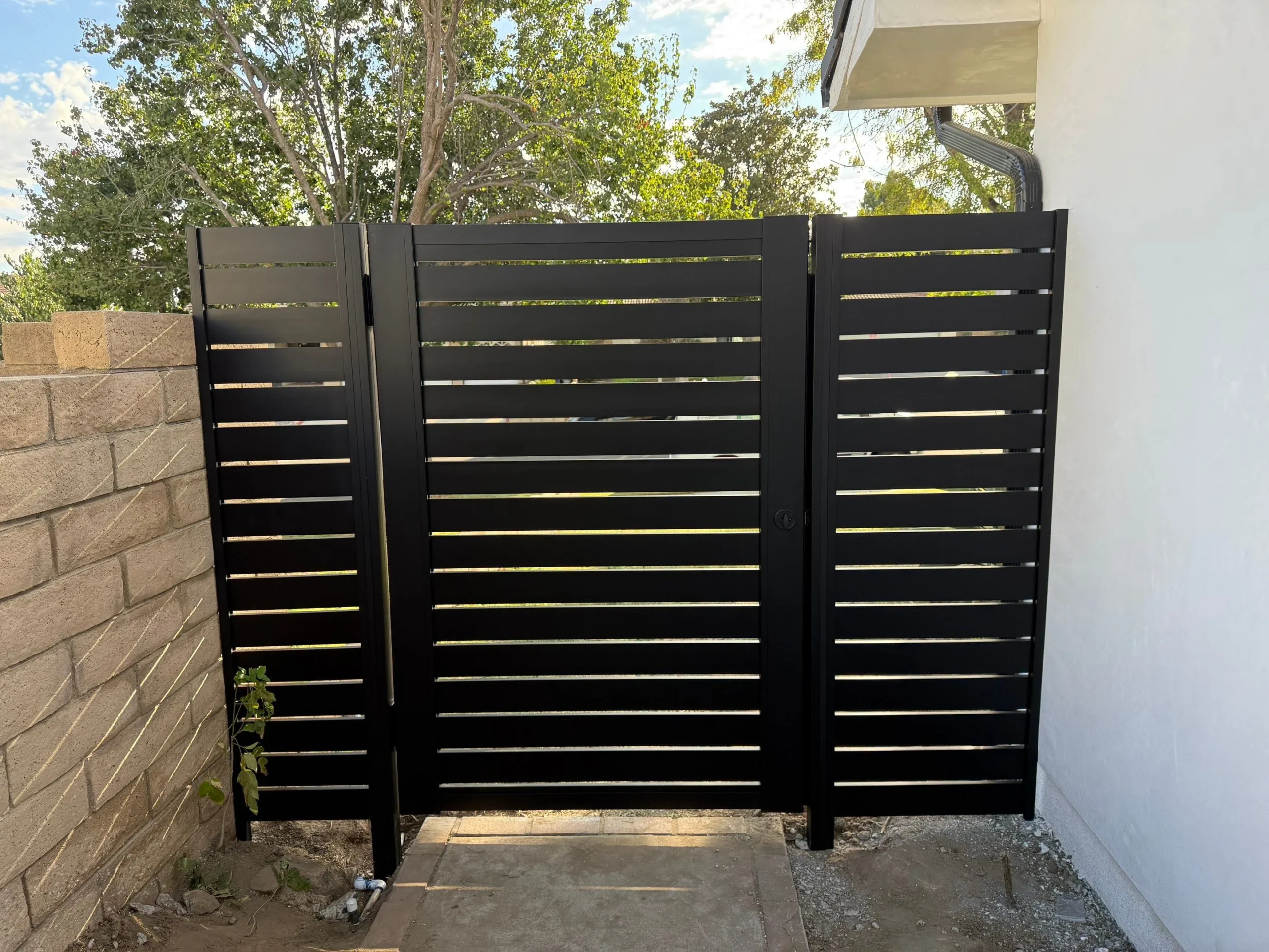 Gate with coordinating horizontal-slat side panel