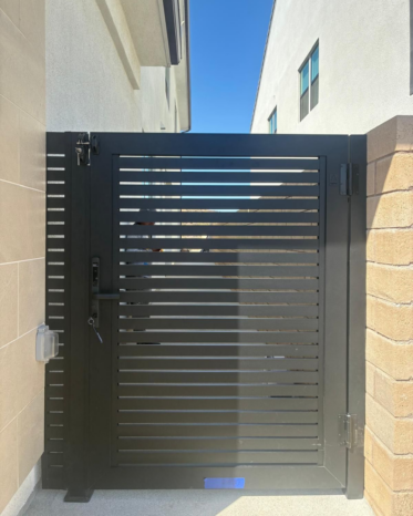 Heavy-duty ALU20 horizontal slat single swing gate with fixed side panel in San Jose CA.
