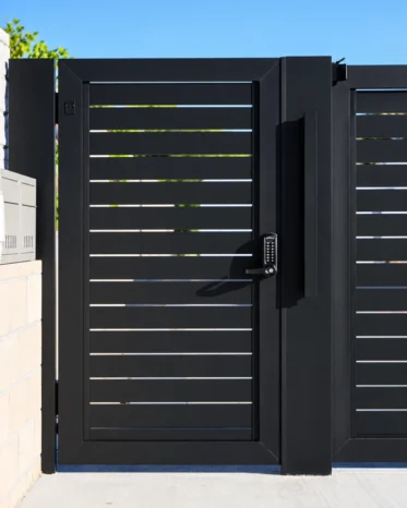 Close-up view of Alu40 horizontal aluminum slats showing precise spacing for filtered airflow and privacy.