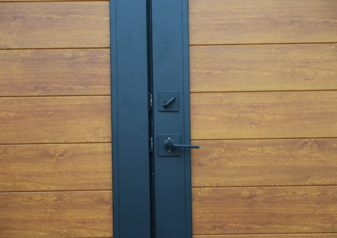 Aluglobus Alu60 series double swing entrance gate with center keyed handle and security drop bolt.
